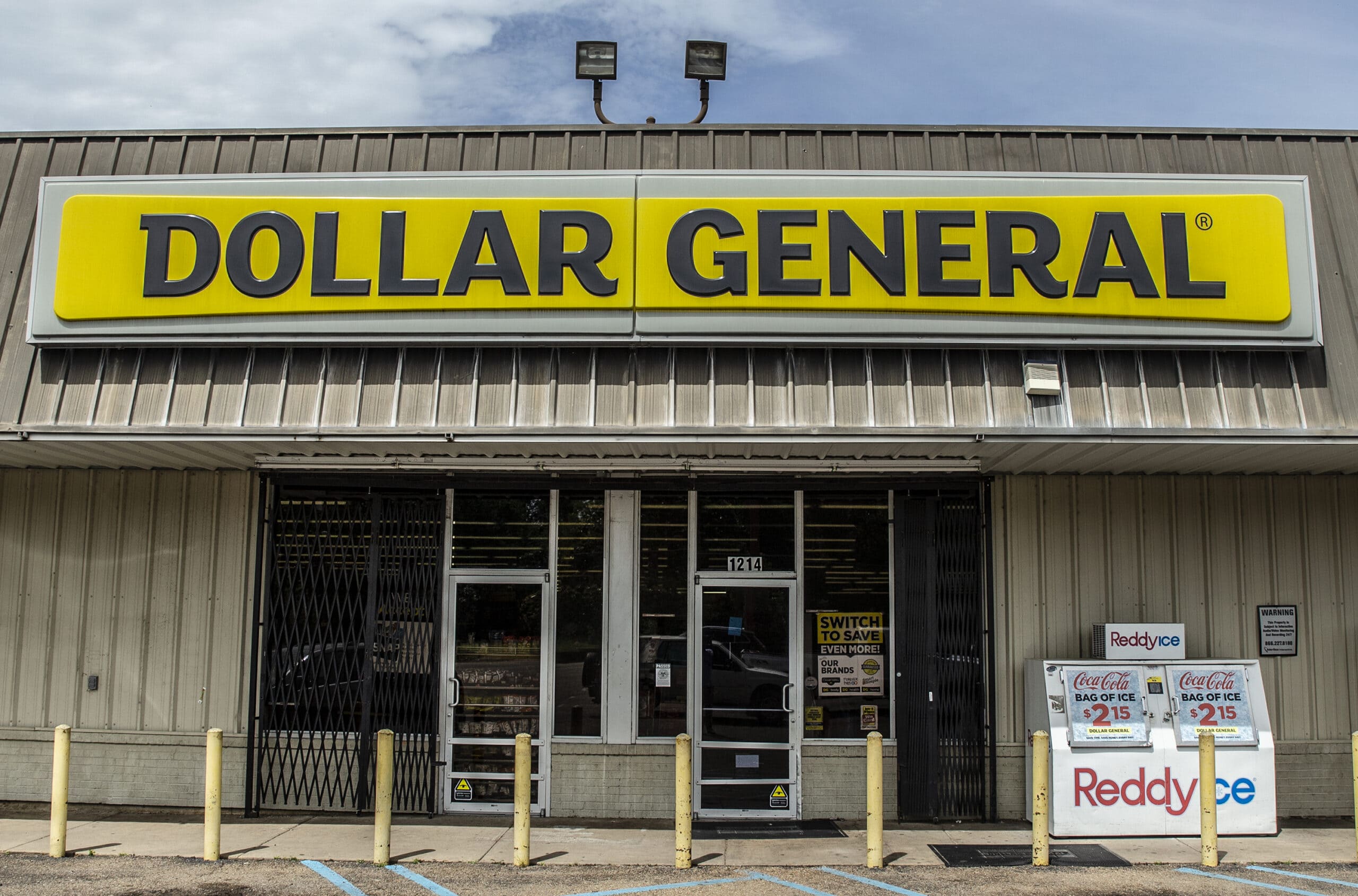 a Dollar General storefront